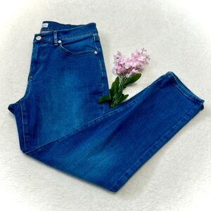 LOFT The Girlfriend Medium Wash Tapered Jean - Size 28/6 (measures 30")
